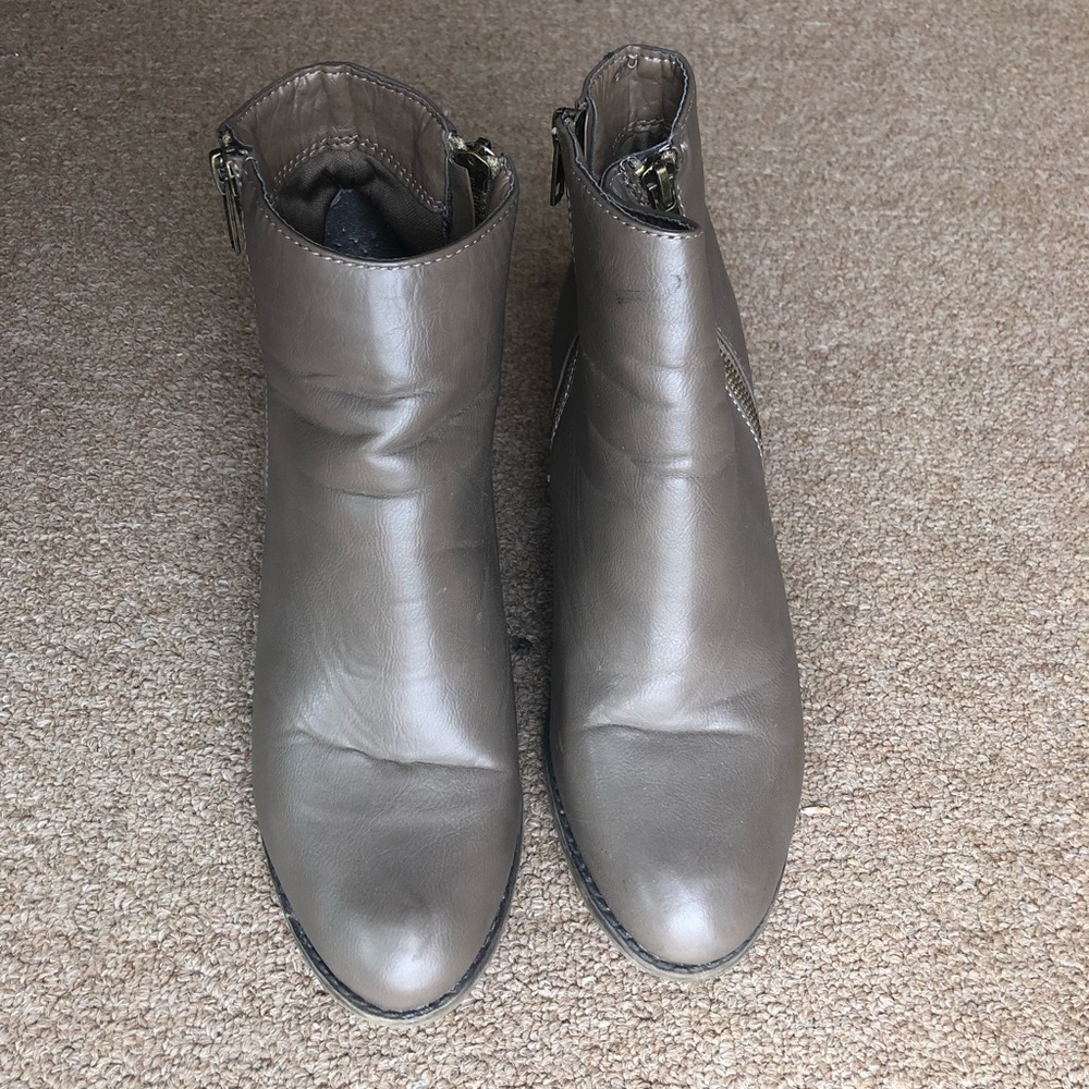 Faux Leather Heeled Ankle Boot in Grey